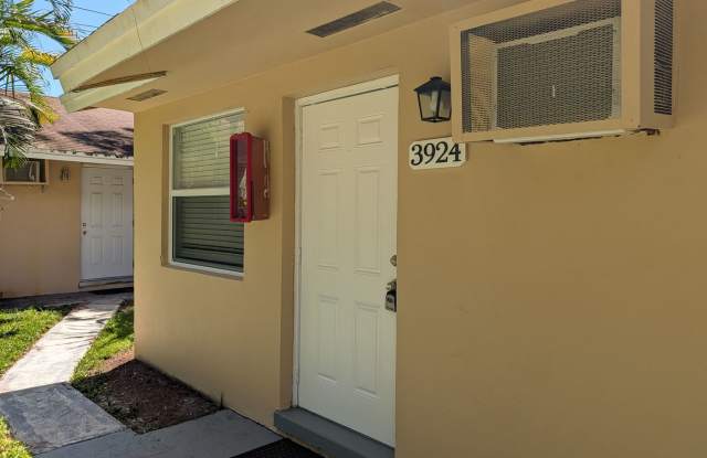 Beautifully renovated 2/1 Apt in Palm Springs, ready to move in!