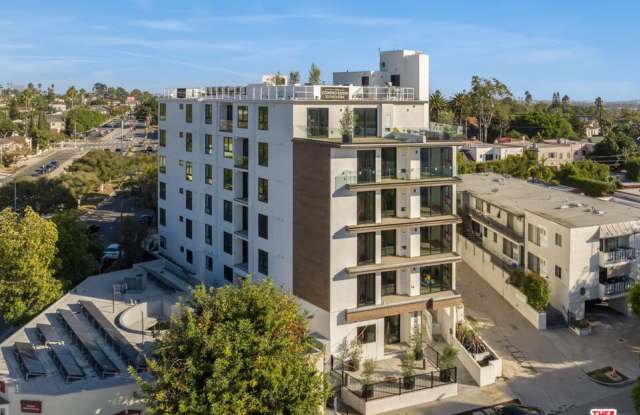 Photo of 1110 S Spaulding Ave unit: 102