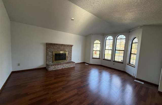 1943 SE 73rd Avenue ~ Spacious Reedville Home