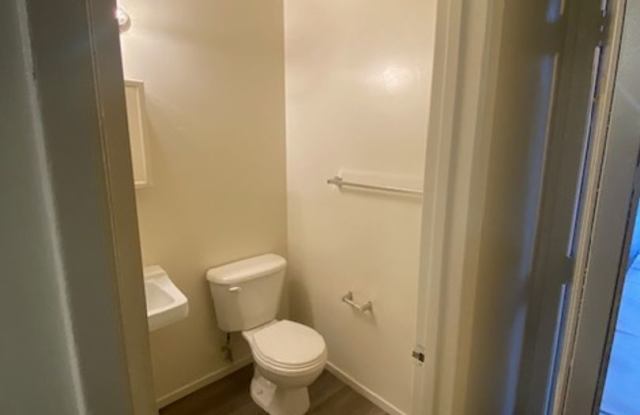 1952 Stine Rd. -Townhouse Apartment