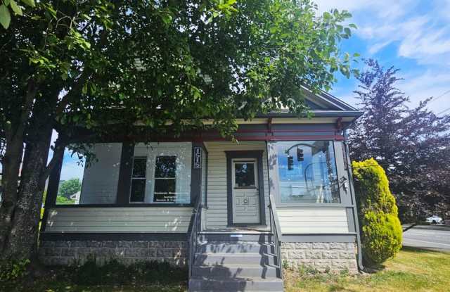 $1000 off 1st Month's Rent! Charming 5-Bedroom Home with Updated Kitchen, & Bath in Fairhaven!