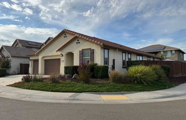 Immaculate Roseville property with solar!