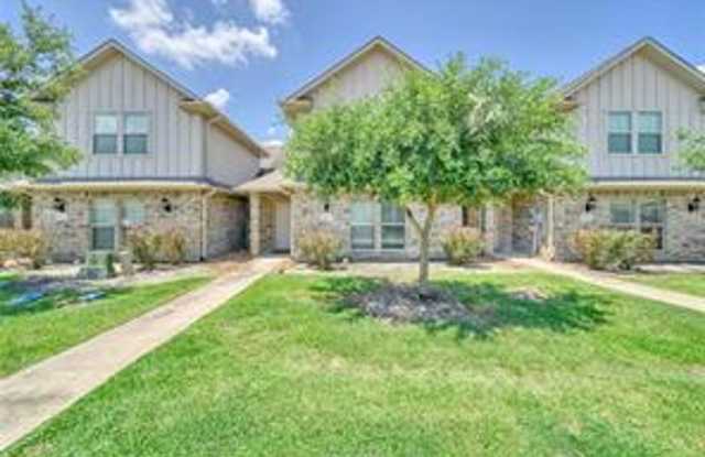 Nice 4-bed 4-bath townhome