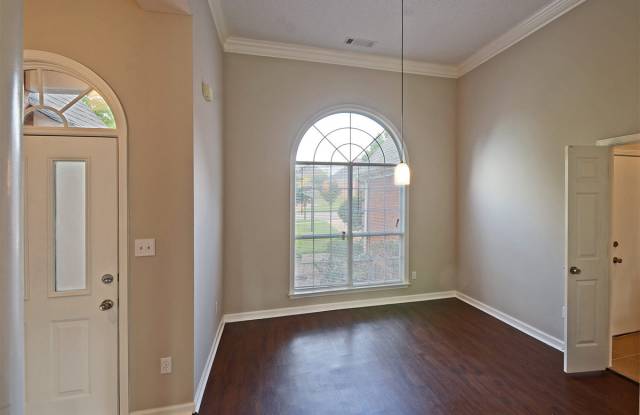 4 bed, 2 bath near Shelby Dr and Hacks Cross