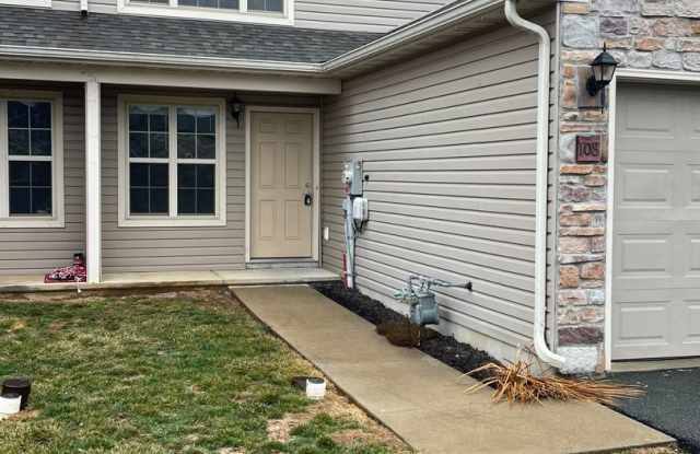 Updated 3 Bed 3 Bath Townhouse in Marietta!