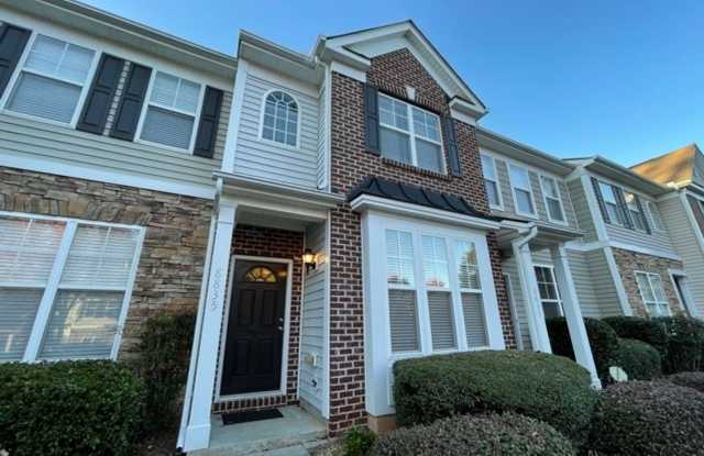 Prime North Raleigh Townhome with Dual Suites & Community Pool