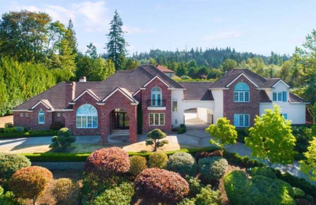 6 bed 5.5 bath mansion like home in Bellevue Lakemount