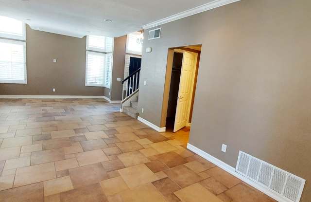 1569 Avenida Guillermo