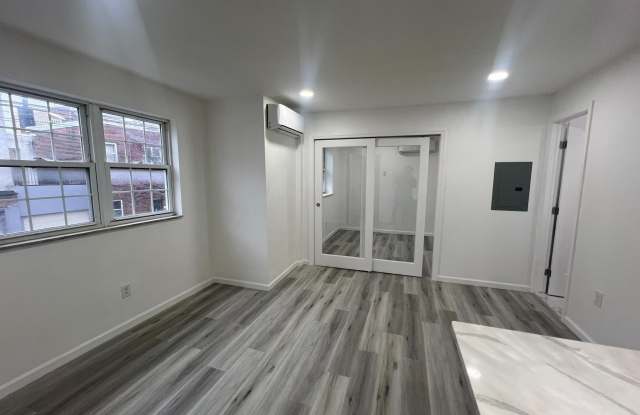 735 S 9TH STREET