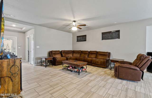 13925 Lago Vista Avenue