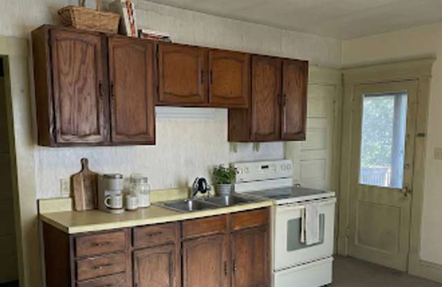 723 - 723 1/2 South St