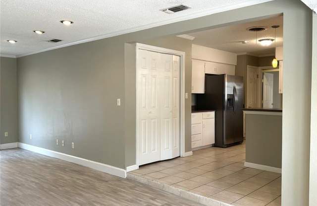 Walking distance to Zilker Park 2/2 with back yard - 1104 Kinney Ave #A