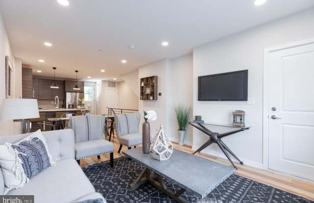 1322 N HOPE Street unit: A