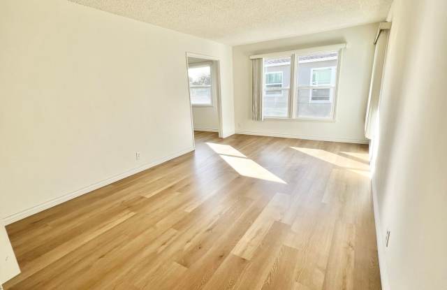 Bright Upstairs End-Unit 1 Bed / 1 Bath with Garage Options in Quiet Bixby Knolls Community