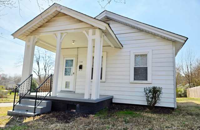 Great 3 bed 1 bath home coming in August!