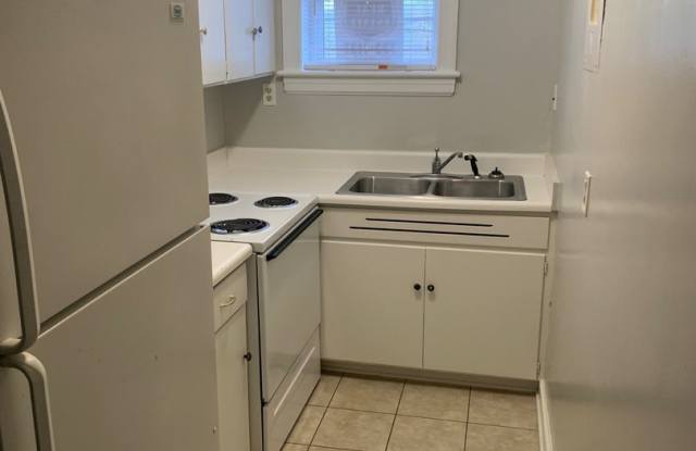 Colonial Arms | 807 West End Blvd Apt C-1