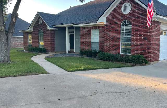 Large Lot Close to to Barksdale Air Force Base w/POOL!!