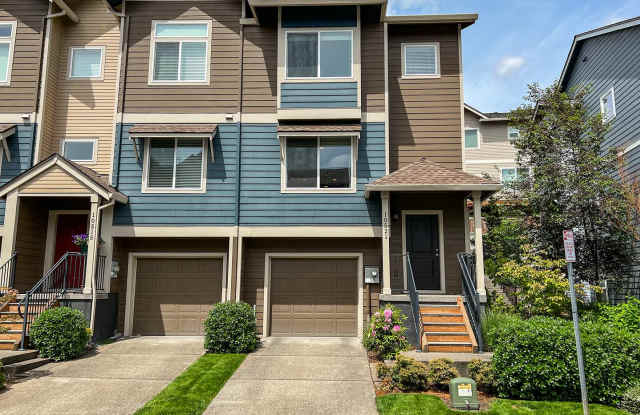 Great 3 Bedroom 2.5 Bathroom Townhouse End Unit! 2 Car Garage + Washer  Dryer! Near Nike, Intel and Tanasbourne Shopping!