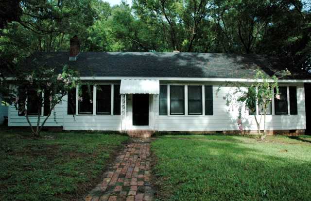 Perfect 3 Bedroom, 2 Bathroom House -- Walk to UF!