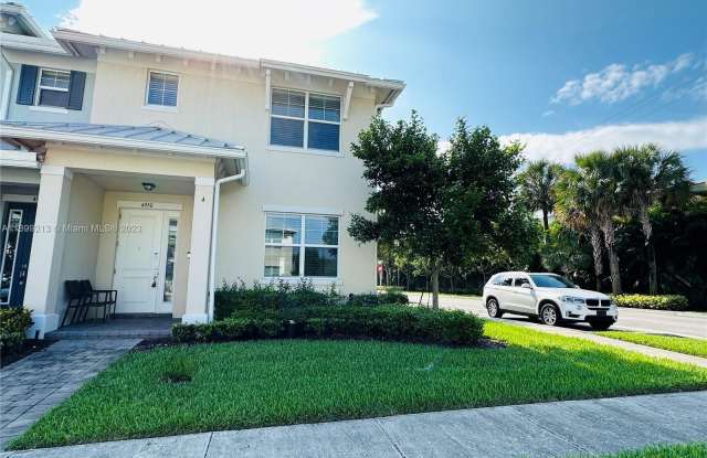 4950 Eucalyptus Dr - 4950 Eucalyptus Drive, Hollywood, FL 33021