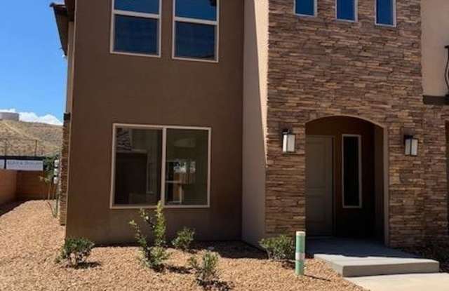 Desert Hills townhome in Little Valley Area.