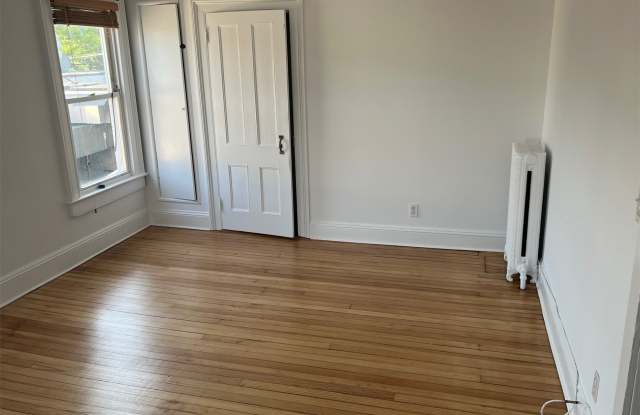 125 Deer Park Ave