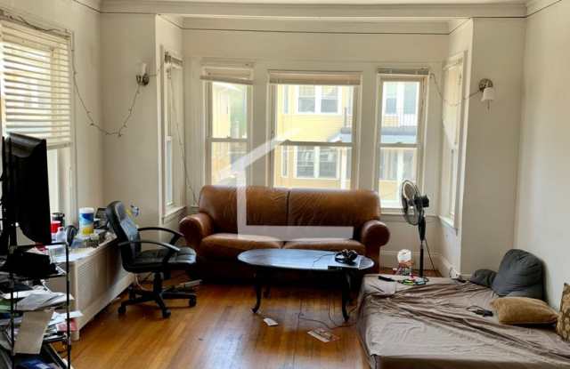 Big 6-Bed 2-Bath Comm Ave Allston/Brighton