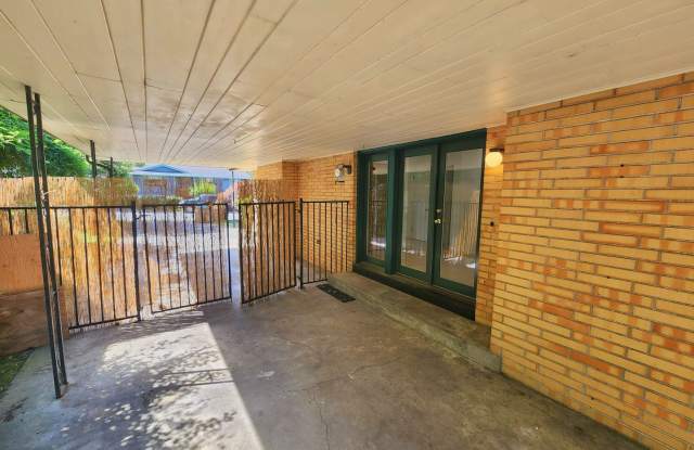 Charming 3 Bed 1 Bath Home in Kennydale