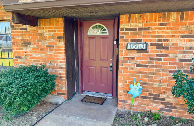 Charming 3 Bed 2 Bath 2 Living Area in Hursh Park