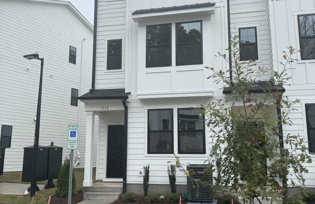 1512 Crescent Townes Way