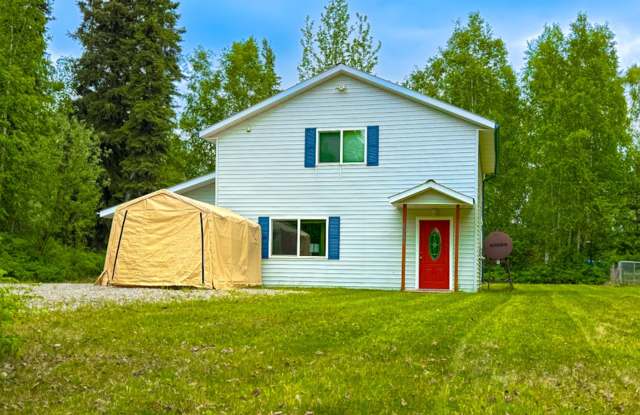 3 Bedroom Home in North Pole with Garage!!