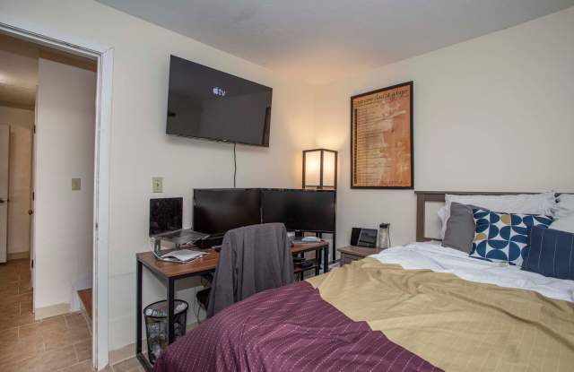 Photo of Huge 4 bed 2 bath townhouse near Northeastern with a move in special!