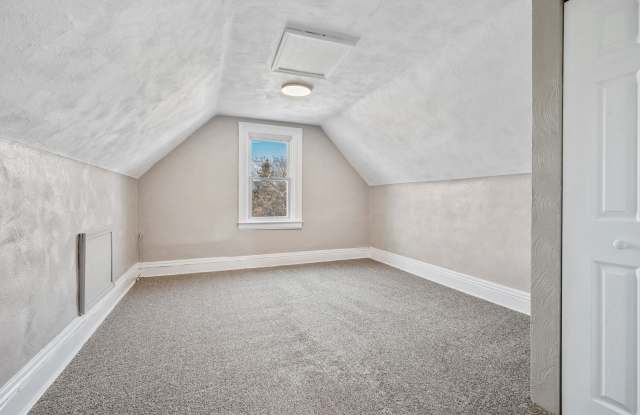 Updated 3 bedroom in Elliot Minutes from the West End Overlook!