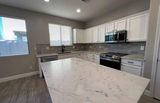 Cozy Cul De Sac house FOR RENT in a GREAT location