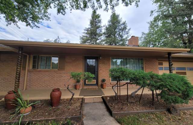 $2,121 - 3BR/2BA Cozy House with Fenced Backyard near Bear Creek