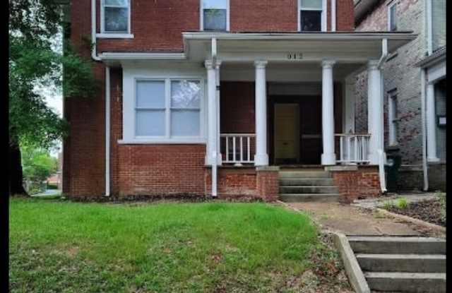 912 Oak Street - 1