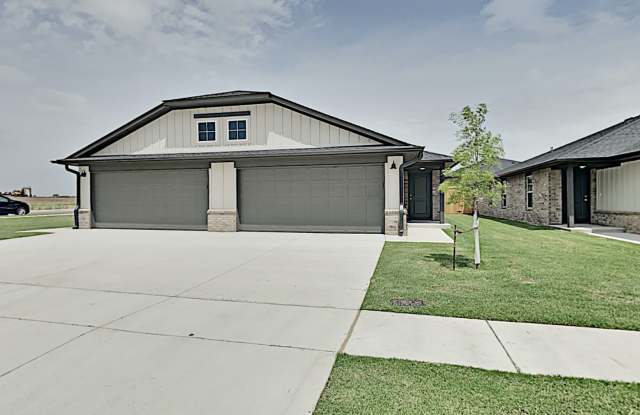 Photo of 2 Bedroom 2 Bathroom 2 Car Garage Duplex with upgrades close to Broadway Extension, a short distance from Edmond and easy access to downtown OKC