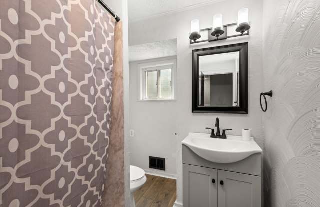 Gorgeous 3 Bedroom in Troy Hill available June 1!