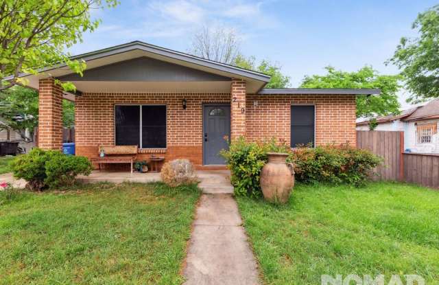 2 Bedroom Single Family Home in San Antonio - 219 Sandmeyer Street, San Antonio, TX 78208