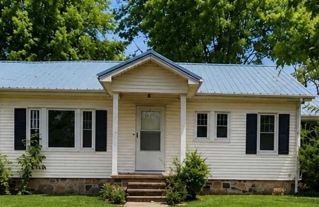 Spacious 3 Bed, 2 Bath Home with Basement, Garage & Large Yard in Cave City!