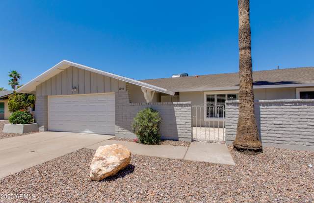 1206 E Greenway Drive