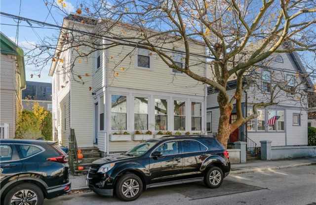 31 W Narragansett Avenue