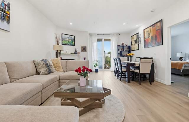 5132 West Maplewood Avenue, #202