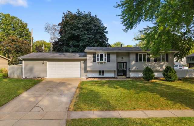 Photo of 4 beds/2baths in Bettendorf, IA