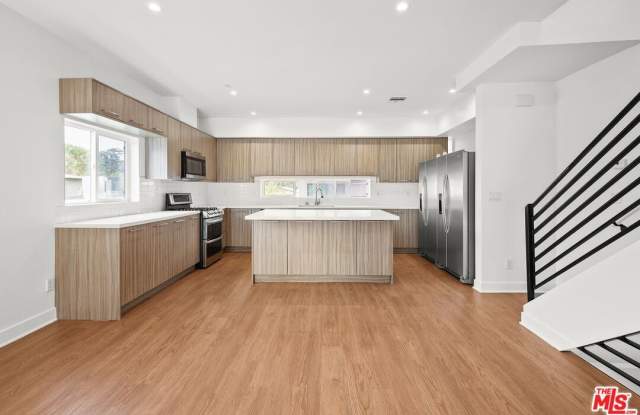 Photo of 818 N Hobart Blvd