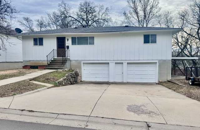 Photo of 4 Bedroom Home Near KU Med