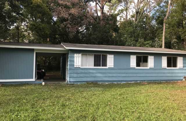 3/1 on corner lot! Available now!