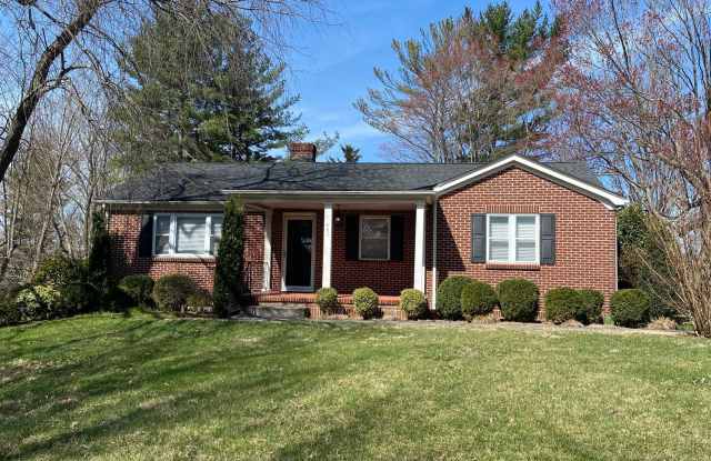 Brick Cottage Close to Downtown and Blacksburg Golf Course