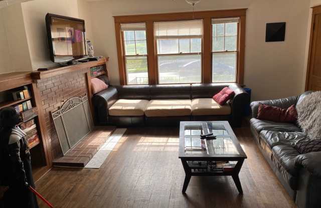 Beautiful 5 Bedroom/2.5 Bathroom Home in Popular Field Club Area