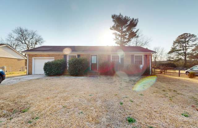 3 Bedroom / 1.5 Bathroom Home Near Shopping  Fort Liberty!